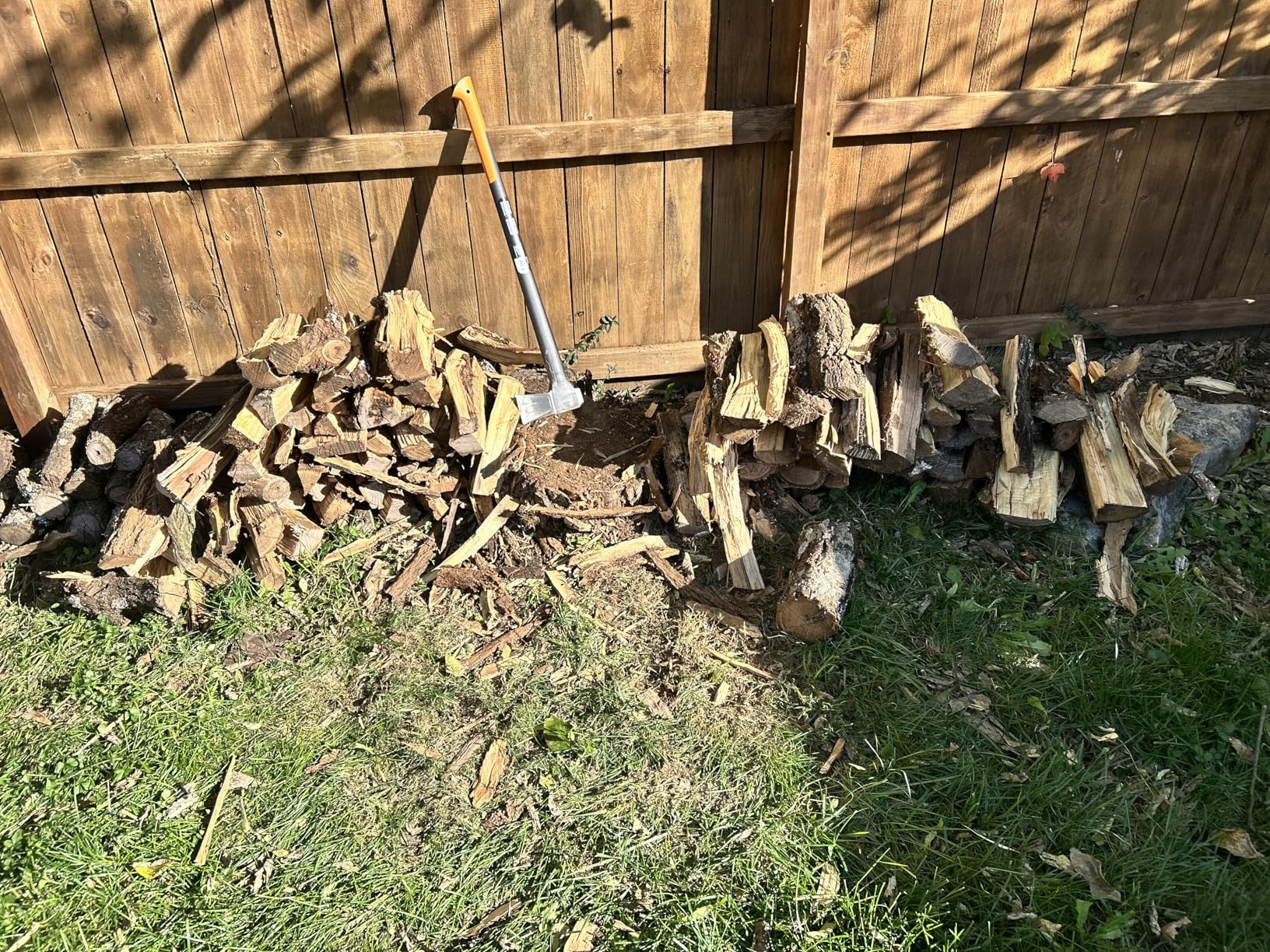 Fiskars X17 Splitting Axe, Tree Branch Cutter and Wood Splitter (23.5-Inch Axe) with Shock-Absorbing Handle - Customer Photo 5