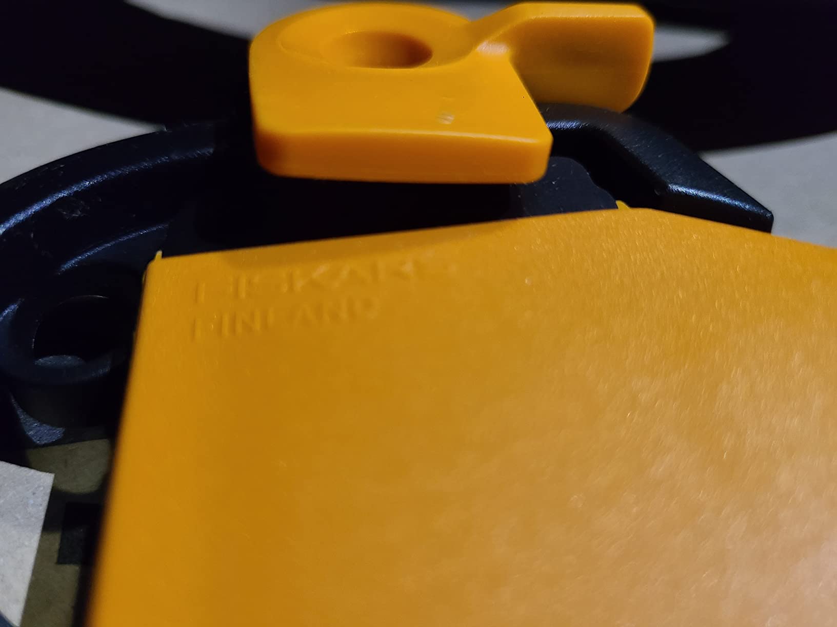 Fiskars Chopping Axe S X10, Storage and Carrying Case Included, Length: 44 cm, Non-Stick Coating, High Steel Blade/Fibreglass Handle, Black/Orange, 1015619 - Customer Photo 2