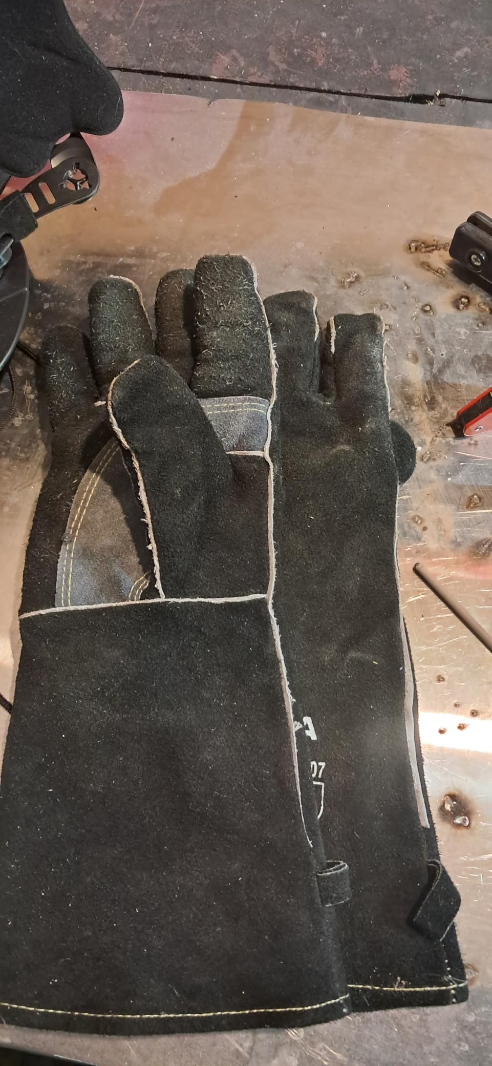 RAPICCA Welding Gloves Fire Heat Resistant: Blue 16IN 932°F - Fireproof Leather For Stick Mig Flux-Core Welder Forge Blacksmith Fireplace Wood Stove Fire Pit Grill Oven Furnace Handling Dry Ice Customer Review RAPICCA Welding Gloves Fire Heat Resistant: Blue 16IN 932°F - Fireproof Leather For Stick Mig Flux-Core Welder Forge Blacksmith Fireplace Wood Stove Fire Pit Grill Oven Furnace Handling Dry Ice - Customer Photo 2