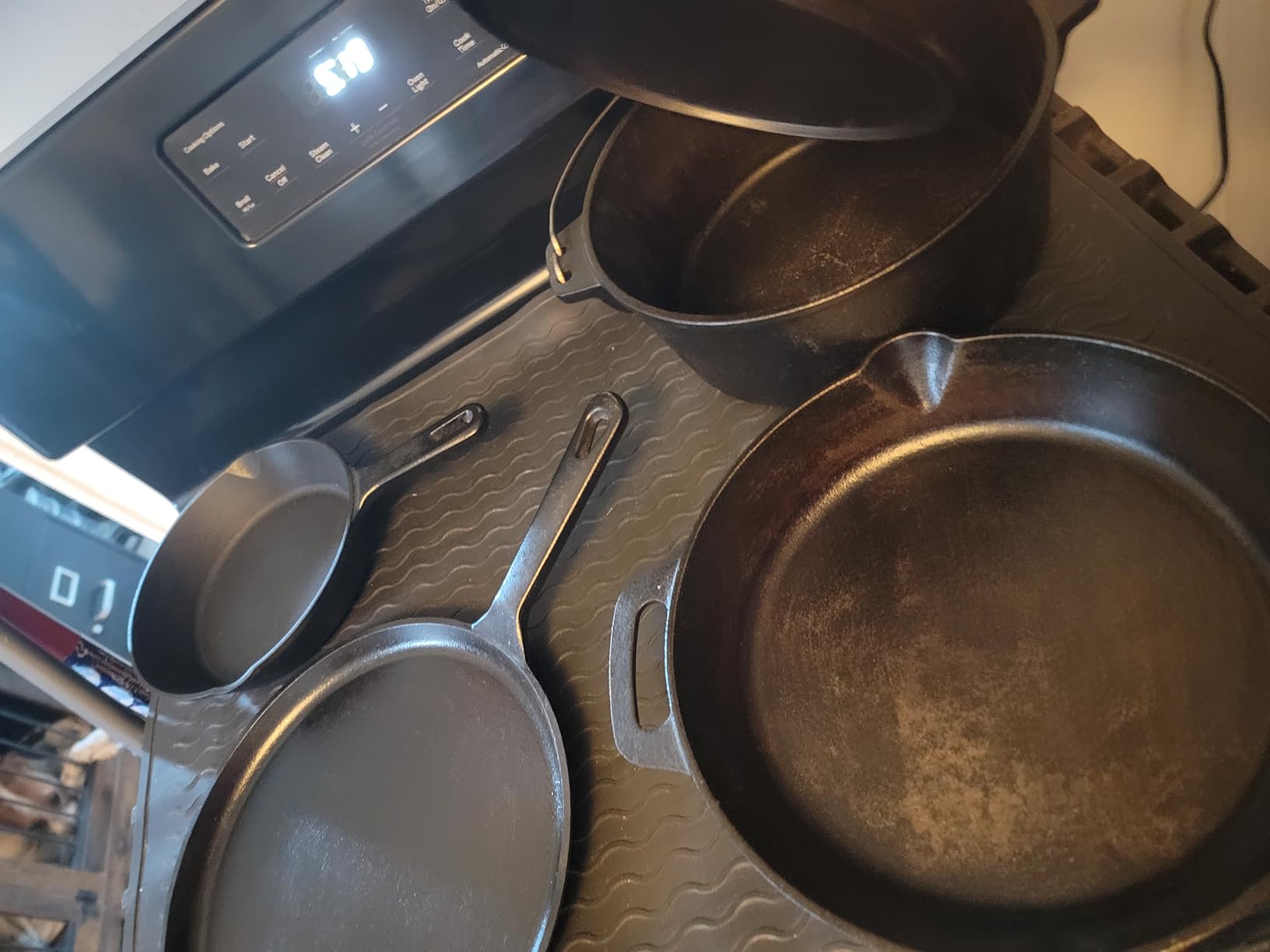 Amazon Basics Pre-Seasoned Cast Iron 5 Pieces Kitchen Pots and Pans Cookware Set, Black, 14.17 x 12.2 x 10.63 in - Customer Photo 1