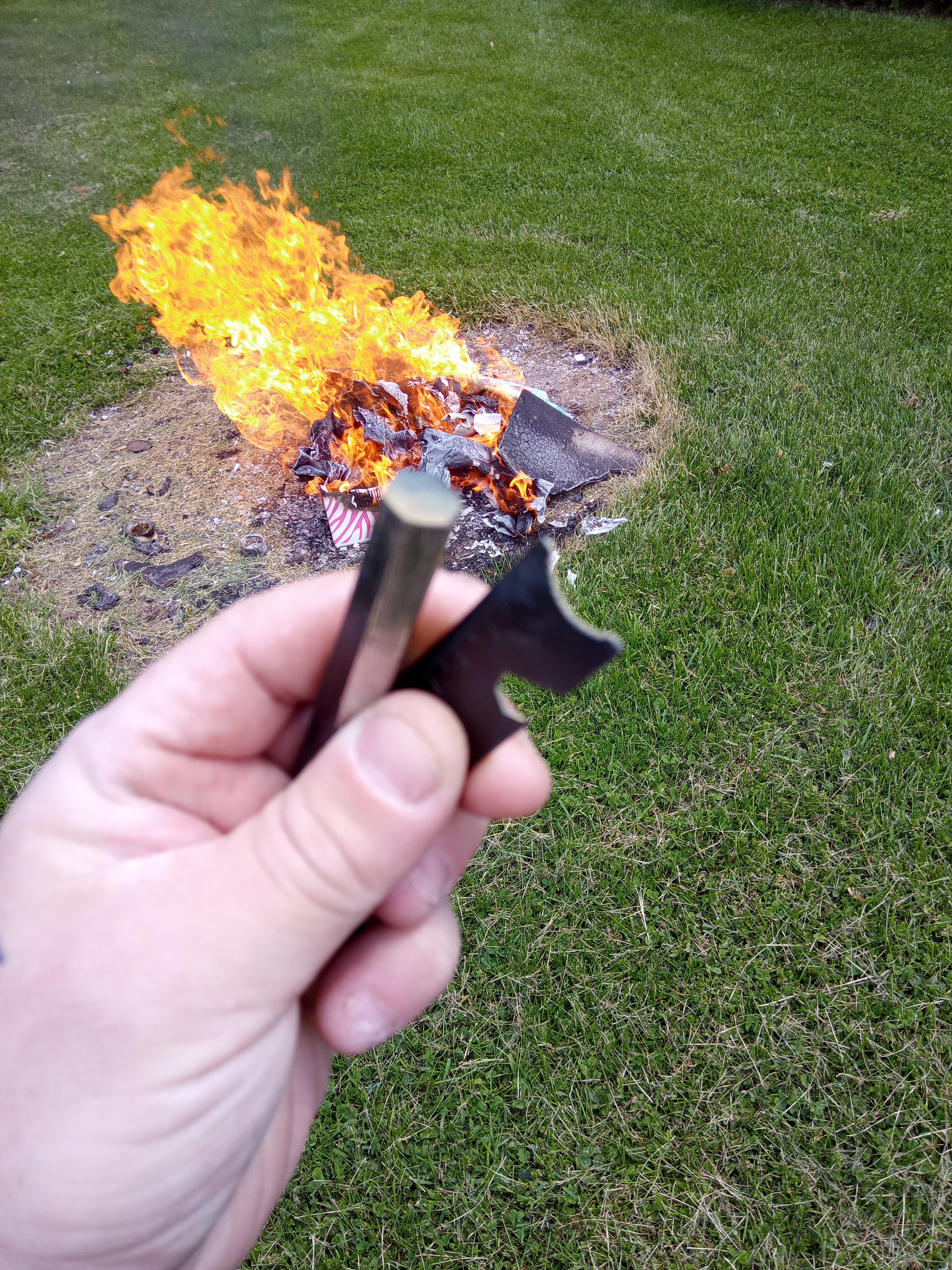 Überleben | Hexå Ferro Rod Fire Starter Survival Tool – Up to 20,000 Strikes, 1/2