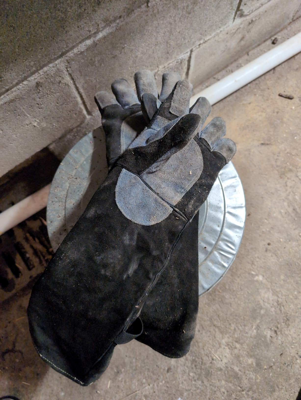 16 Inches,932°F,Leather Welding Gloves, Heat/Fire Resistant,Large Mitts for BBQ,Oven,Grill,Fireplace,Tig,Mig,Forge,Baking,Furnace,Stove,Pot Holder,Animal Handling Glove.L Black-gray Customer Review 16 Inches,932°F,Leather Welding Gloves, Heat/Fire Resistant,Large Mitts for BBQ,Oven,Grill,Fireplace,Tig,Mig,Forge,Baking,Furnace,Stove,Pot Holder,Animal Handling Glove.L Black-gray - Customer Photo 3