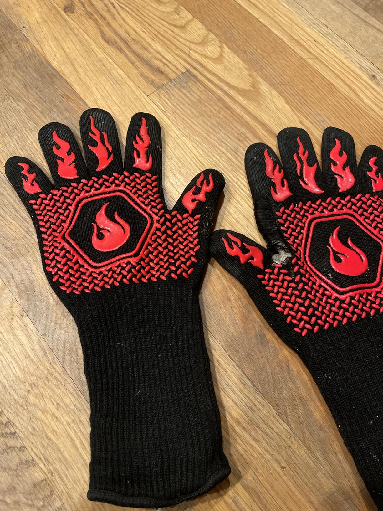 BBQ Fireproof Gloves, Grill Cut-Resistant 1472°F Heat Resistant Gloves, Non-Slip Silicone Oven Gloves, Kitchen Safe Cooking Gloves for Oven Mitts,Barbecue,Cooking, Frying,13.8 Inch-Red Customer Review BBQ Fireproof Gloves, Grill Cut-Resistant 1472°F Heat Resistant Gloves, Non-Slip Silicone Oven Gloves, Kitchen Safe Cooking Gloves for Oven Mitts,Barbecue,Cooking, Frying,13.8 Inch-Red - Customer Photo 1