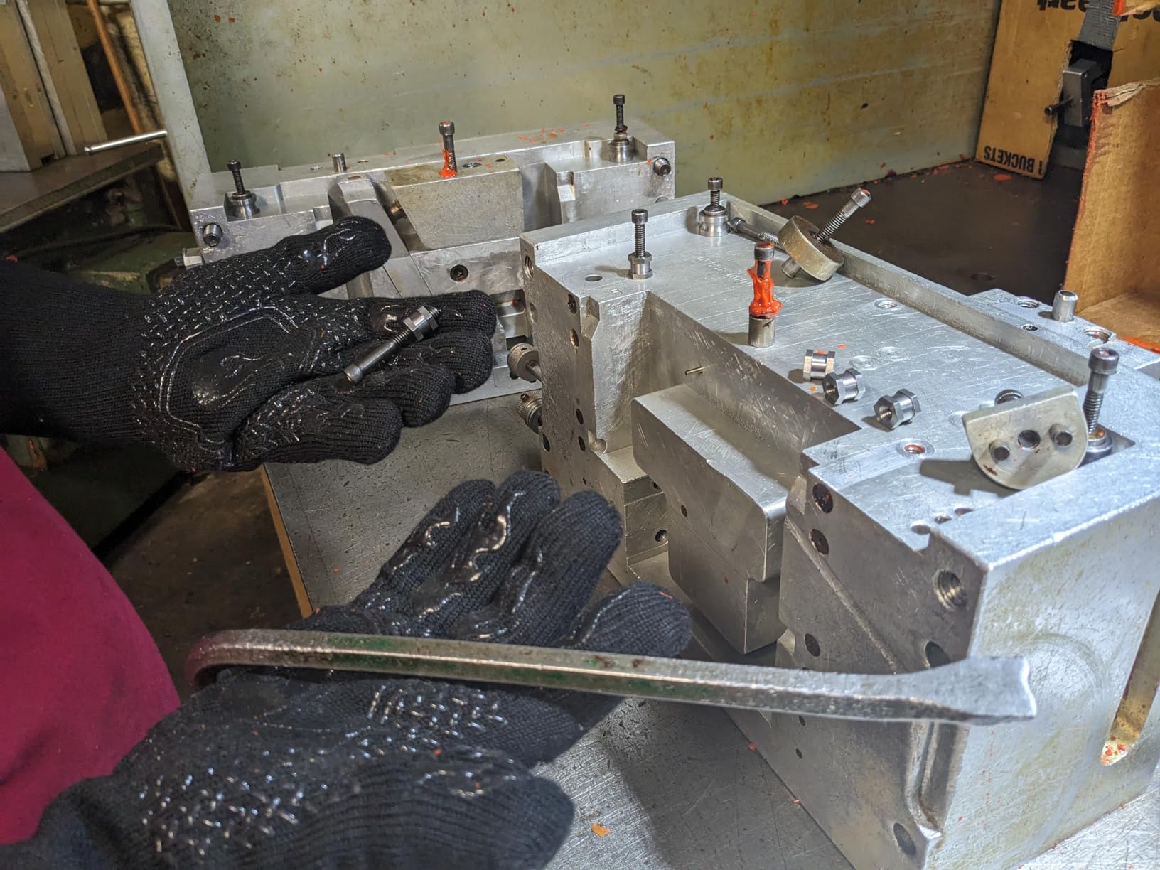 BBQ Fireproof Gloves, Grill Cut-Resistant 1472°F Heat Resistant Gloves, Non-Slip Silicone Oven Gloves, Kitchen Safe Cooking Gloves for Oven Mitts,Barbecue,Cooking, Frying,13.8 Inch-Red Customer Review BBQ Fireproof Gloves, Grill Cut-Resistant 1472°F Heat Resistant Gloves, Non-Slip Silicone Oven Gloves, Kitchen Safe Cooking Gloves for Oven Mitts,Barbecue,Cooking, Frying,13.8 Inch-Red - Customer Photo 3