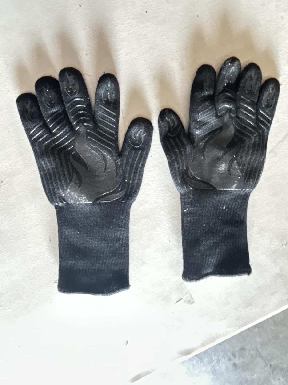 BBQ Gloves, 1472°F Heat Resistant Gloves Fireproof Mitts, Grilling Gloves Silicone Non-Slip Washable Oven Glove, Kitchen Glove for Barbecue, Grilling, Cooking, Baking, Camping, Smoker (Black) Customer Review BBQ Gloves, 1472°F Heat Resistant Gloves Fireproof Mitts, Grilling Gloves Silicone Non-Slip Washable Oven Glove, Kitchen Glove for Barbecue, Grilling, Cooking, Baking, Camping, Smoker (Black) - Customer Photo 1