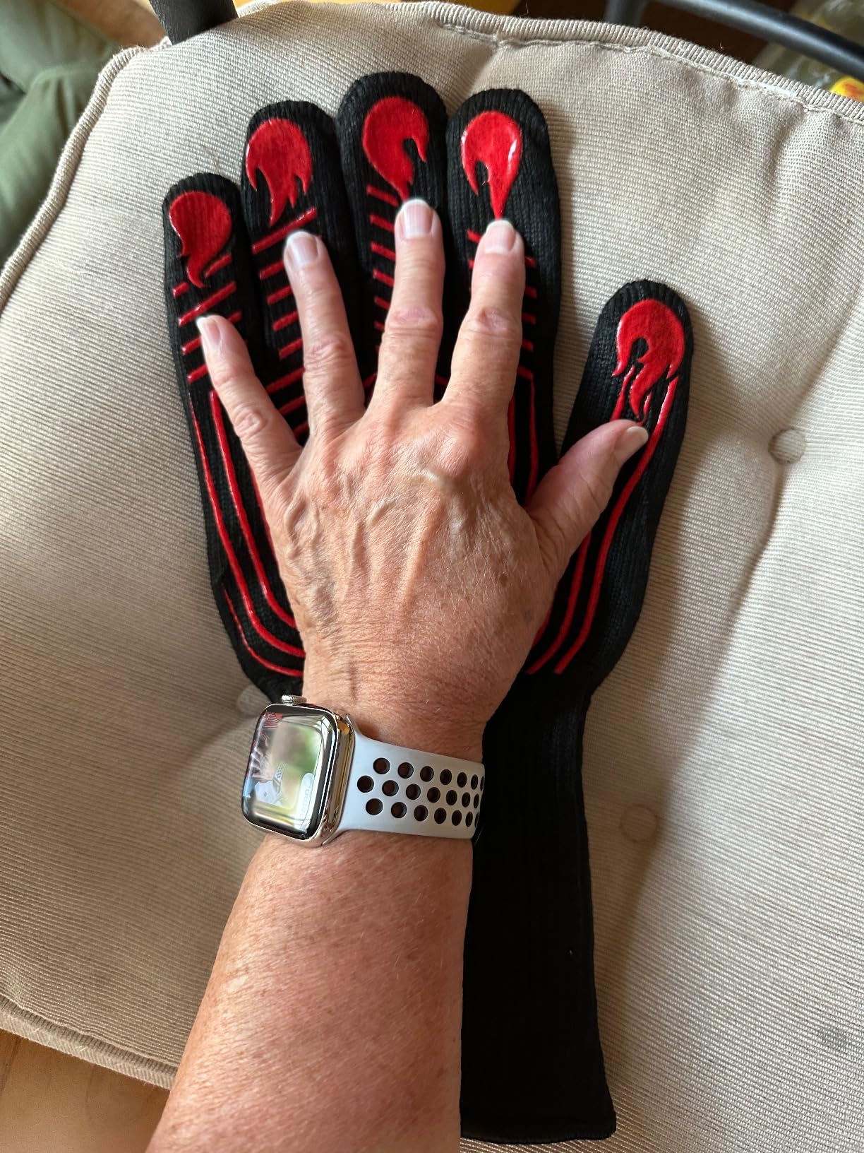 BBQ Gloves, 1472°F Heat Resistant Gloves Fireproof Mitts, Grilling Gloves Silicone Non-Slip Washable Oven Glove, Kitchen Glove for Barbecue, Grilling, Cooking, Baking, Camping, Smoker (Black) Customer Review BBQ Gloves, 1472°F Heat Resistant Gloves Fireproof Mitts, Grilling Gloves Silicone Non-Slip Washable Oven Glove, Kitchen Glove for Barbecue, Grilling, Cooking, Baking, Camping, Smoker (Black) - Customer Photo 4