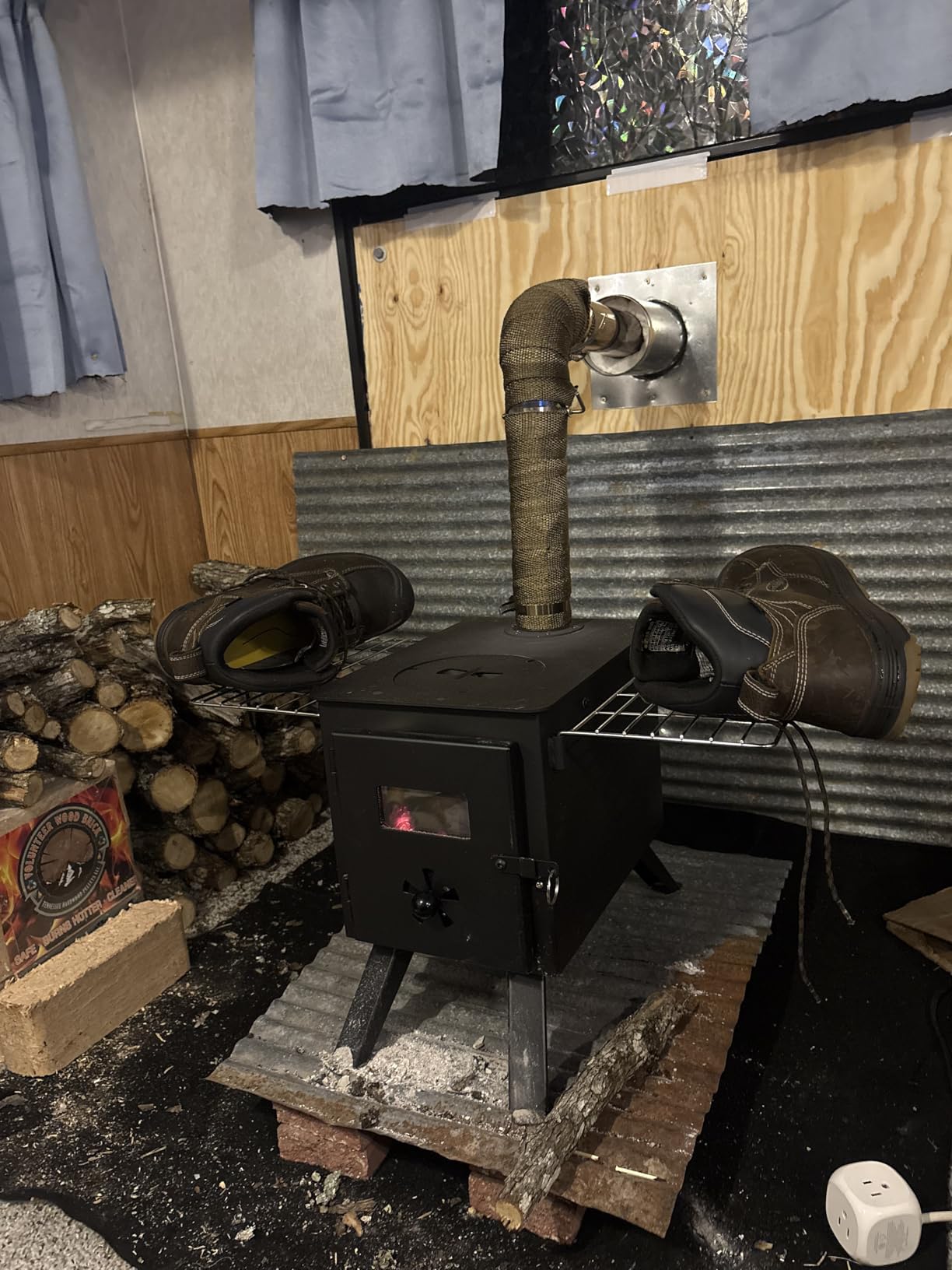 VEVOR Camping Wood Stove Alloy Steel Camping Tent Stove, Portable Wood Burning Stove with Chimney Pipes & Gloves, 1400in³ Firebox Hot Tent Stove for Outdoor Cooking and Heating with 8 Pipes - Customer Photo 3