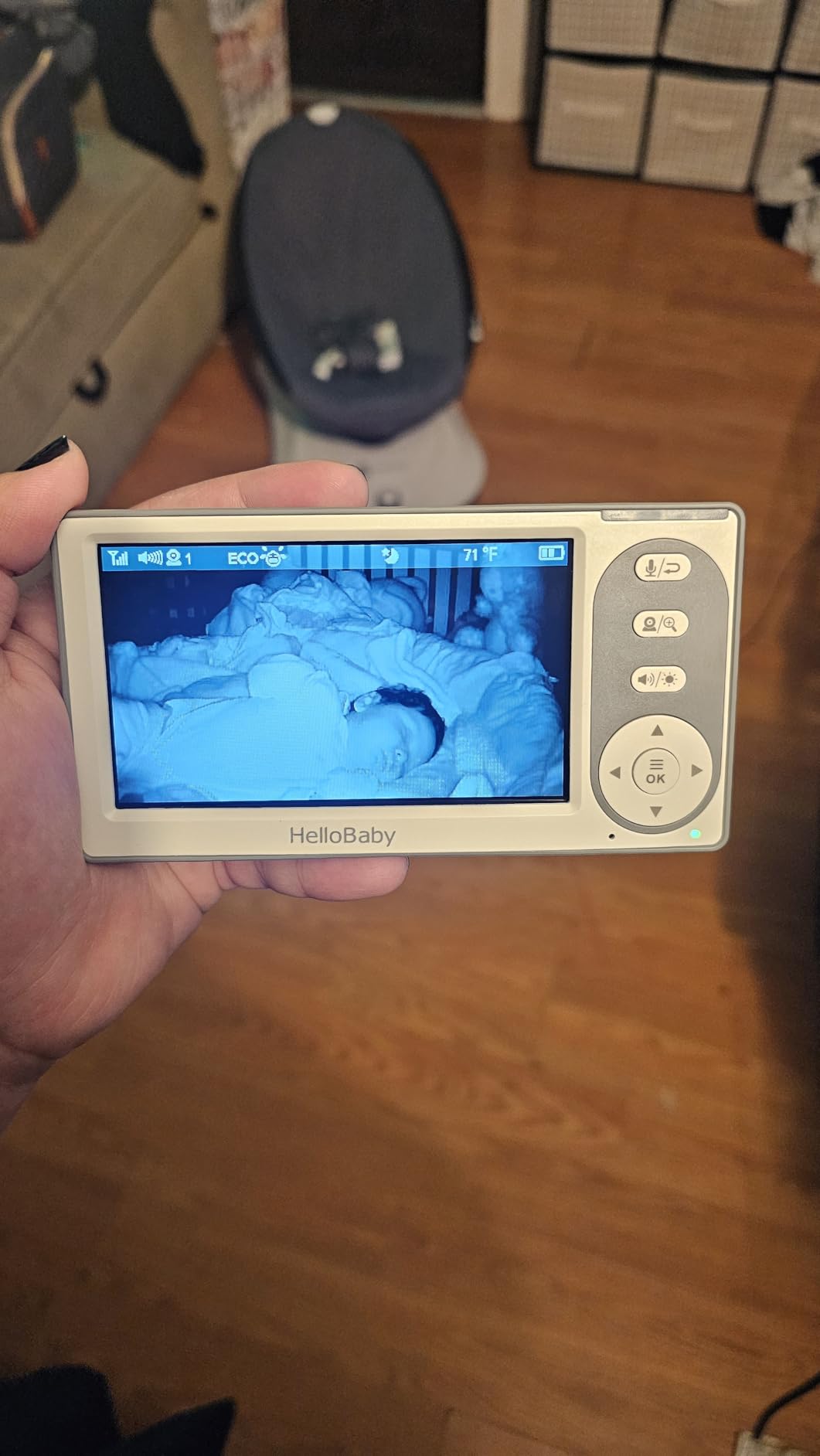 HelloBaby 4.3'' Video Baby Monitor with 30 Hours Battery, Remote Pan-Tilt-Zoom Baby Monitor No WiFi, Baby Monitor with Camera and Audio, Night Vision, ECO Mode, Two-way Talk, 8 Lullabies, 1000ft Range - Customer Photo 4